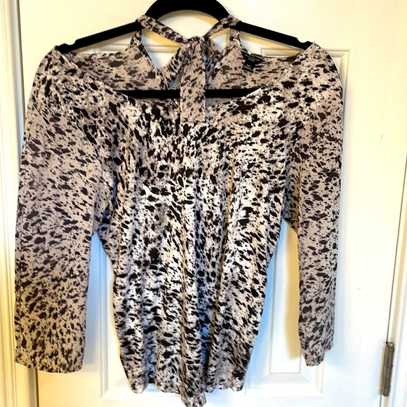 Ann Taylor Black Cold Shoulder Top w/ Tie Sash in Back at Neck - Picture 5 of 10